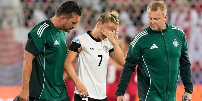 Jerman Khawatir Cedera Giulia Gwinn Setelah Kapten Keluar Lapangan Sambil Menangis